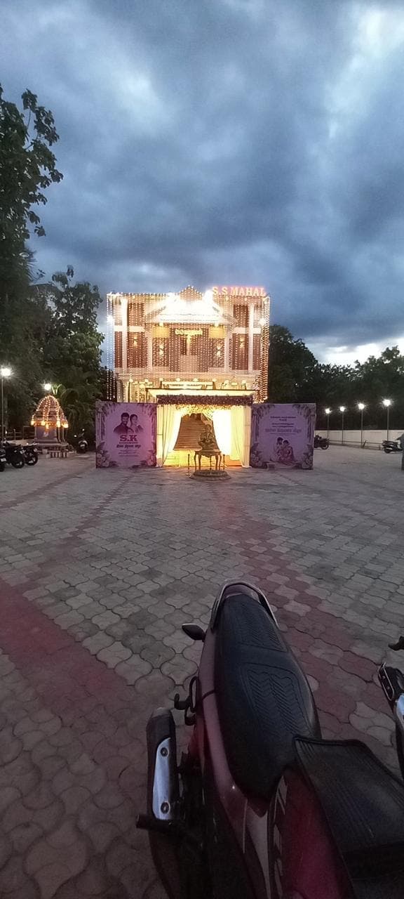 Evening at the car park at S.S Mahal